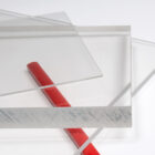 PLEXIGLAS® gegoten glasheldere plaat met uitzonderlijke transparantie en duurzaamheid, ideaal voor veelzijdige toepassingen.