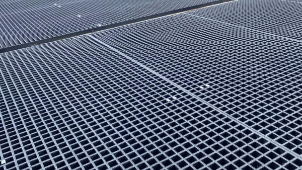The importance and advantages of plastic gratings