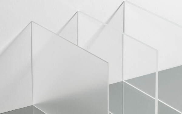 Plexiglas Optical Hardcoated plaat met krasbestendige en duurzame afwerking, ideaal voor hoogwaardige toepassingen.
